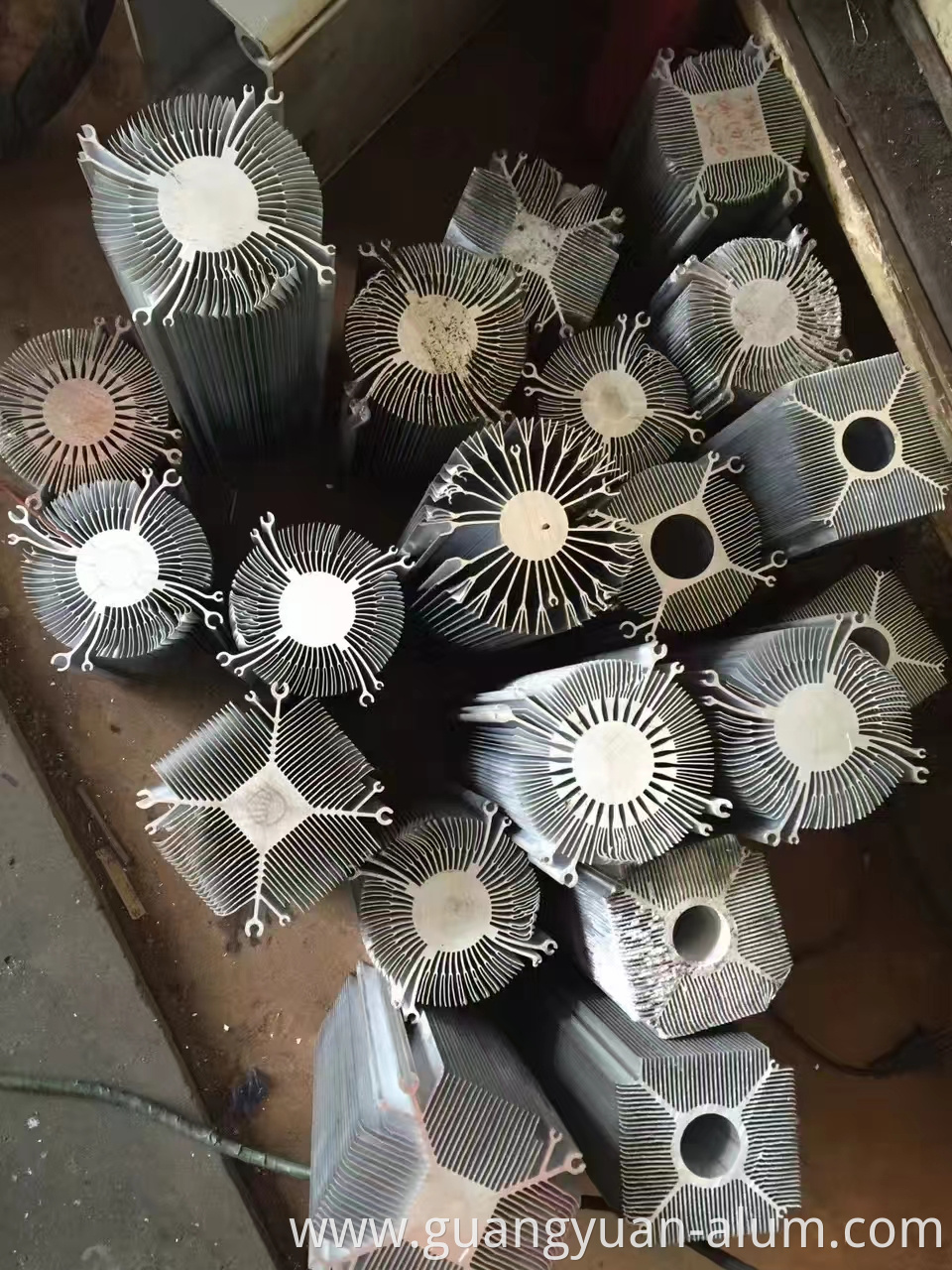 guangyuan aluminum co., ltd Aluminum Extruded Heat Sink Aluminum Extrusion Alloy Aluminum Extrusion for Sale